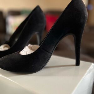 Smooth and comfortable, Jessica Simpson black heel, 8.5. Slightly worn (2x).